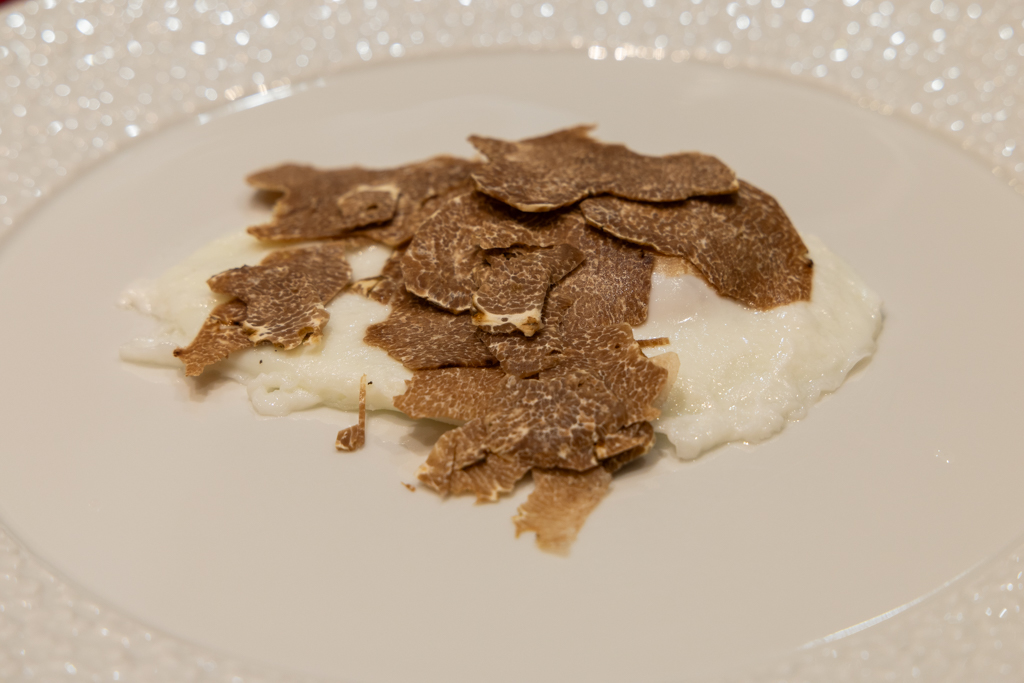 Fried egg with white truffles